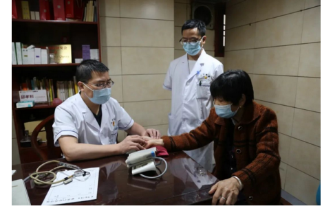 曹文新：精研數(shù)寸銀針弘仁術(shù)，擅用一雙巧手濟(jì)蒼生！